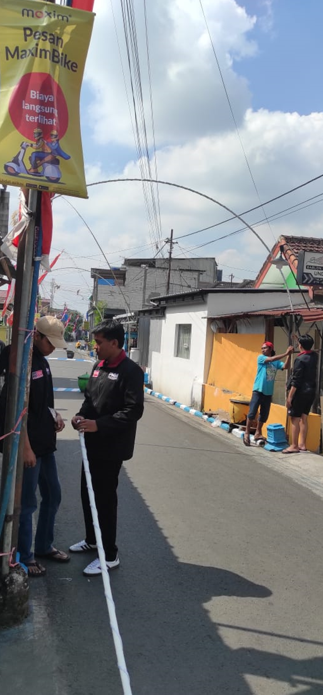 Memasang lampu hias pada area Dusun Jetak Lor