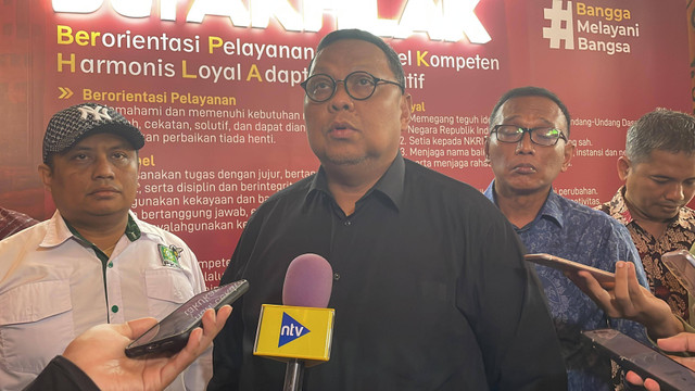 Mantan Sekjen PKB Lukman Edy beserta fungsionaris PKB melaporkan penolakan hasil Muktamar VI PKB di Bali ke Kemenkumham, Selasa (27/8/2024). Foto: Fadhil Pramudya/kumparan