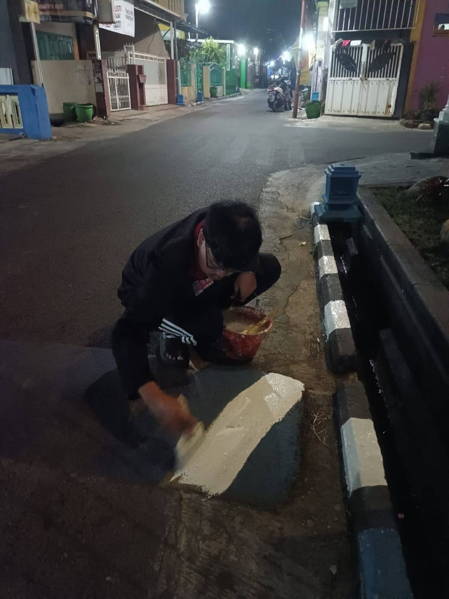 Mengecat Polisi Tidur di area Dusun Jetak Lor