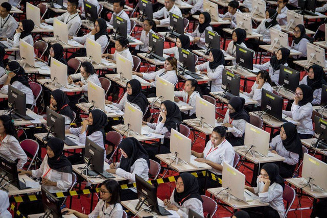 Peserta mengikuti Seleksi Kompetensi Dasar (SKD) berbasis Computer Assisted Test (CAT) Calon Pegawai Negeri Sipil (CPNS) di Gor Arcamanik, Bandung. Foto: ANTARA FOTO/ M Agung Rajasa