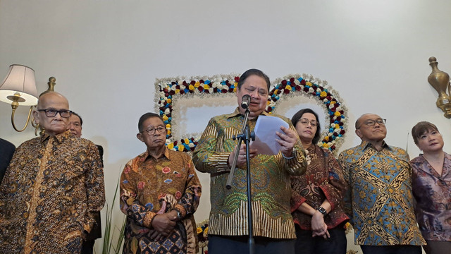 Menteri Koordinator Bidang Perekonomian Airlangga Hartarto usai acara Dialog Ekonomi "Peran dan Potensi Kelas Menengah Menuju Indonesia Emas 2045" di Jakarta pada Selasa (27/8/2024). Foto: Ghifari/kumparan 