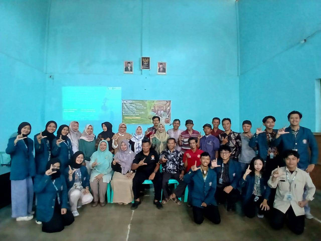 Dokumentasi Bersama Tim PPK Ormawa SEACREST FPIK UNDIP bersama Dengan Masyarakat dan Perangkat Desa (Sumber: Dokumentasi Tim PPK Ormawa SEACREST FPIK UNDIP)