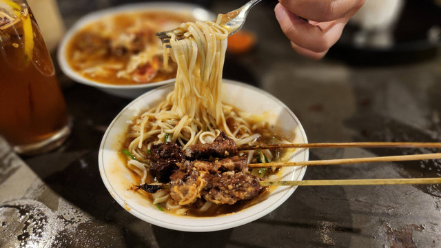 Uniknya mie ongklok khas Wonosobo dengan kuah kental dan manis. Foto: Azalia Amadea/kumparan 