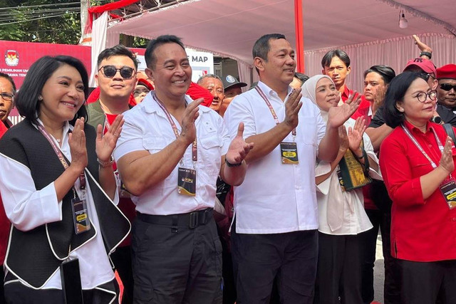 Pasangan cagub dan cawagub Andika Perkasa-Hendar Prihadi tiba untuk mendaftar Pilgub Jateng 2024 di Kantor KPU Provinsi Jawa Tengah, Semarang, Selasa (27/8/2024). Foto: Intan Alliva Khansa/kumparan