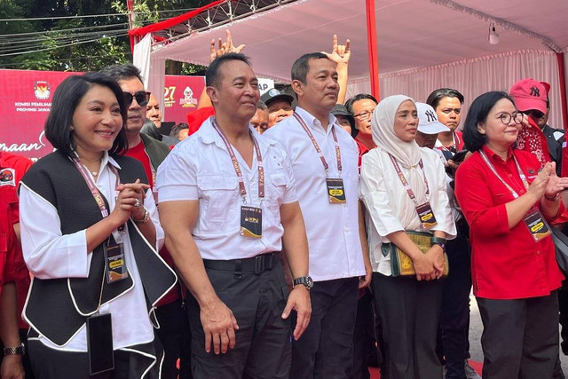 Pasangan cagub dan cawagub Andika Perkasa-Hendar Prihadi tiba untuk mendaftar Pilgub Jateng 2024 di Kantor KPU Provinsi Jawa Tengah, Semarang, Selasa (27/8/2024). Foto: Intan Alliva Khansa/kumparan