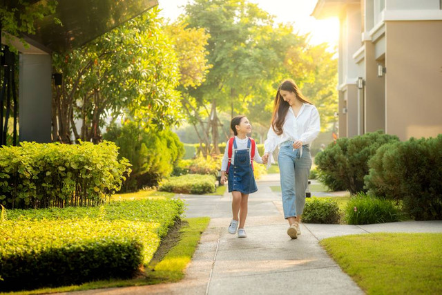 Ilustrasi mengantar anak sekolah. Foto: Shutterstock