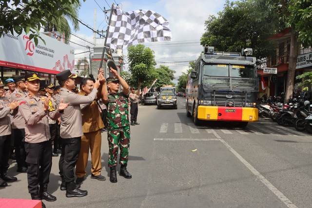 Polres Tulungagung Salurkan Bantuan 100 Tangki Air Bersih Kepada 19 Dusun 