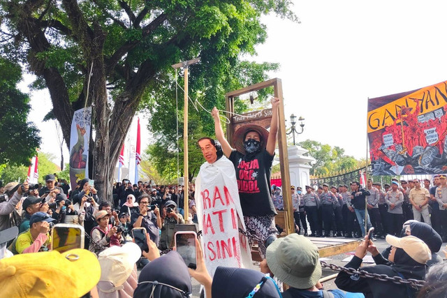 Aksi teatrikal massa aksi Jogja Memanggil di depan Istana Kepresidenan Yogyakarta atau Gedung Agung  Yogya, Selasa (27/8/2024). Foto: Arfiansyah Panji Purnandaru/kumparan