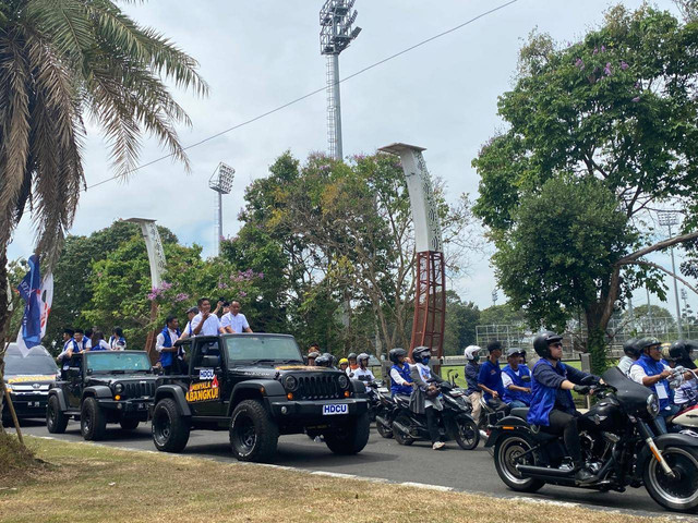 Diiringi konvoi moge dan Jeep Rubicon pasangan Bakal Calon Gubernur dan Bakal Wakil Gubernur Sumsel Herman Deru-Cik Ujang mendaftarkan ke KPU Sumsel. Foto : Abdul Toriq/Urban Id