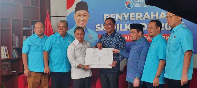 Ridwan Kamil dan Suswono saat menerima surat rekomendasi dari Partai Gelora di Media Center Gelora pada Selasa (27/8). Foto: Rachmadi Rasyad/kumparan