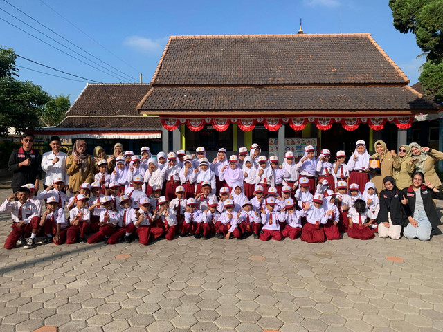 Foto bersama guru dan siswa-siswi SD Negeri 2 Pandanajeng