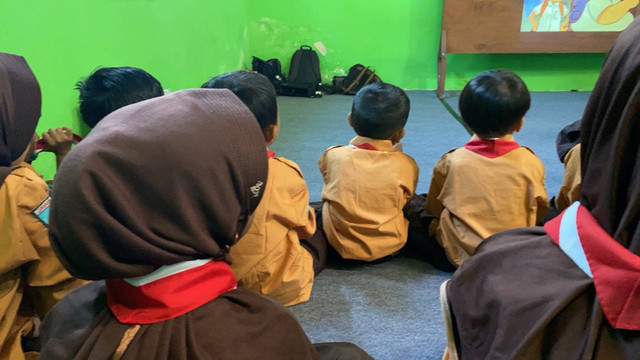 Suasana saat siswa-siswi sedang menonton video edukasi mengenai anti bullying