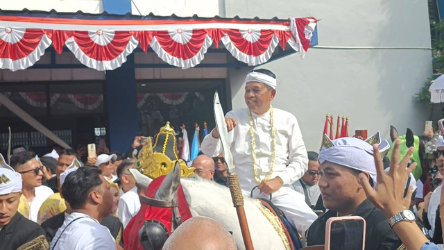 Dedi Mulyadi dan Erwan Setiawan naik kuda ke KPU Jabar, diiringi arak-arakan karnaval, daftar Pilgub, Selasa (27/8). Foto: Robby Bouceu/kumparan