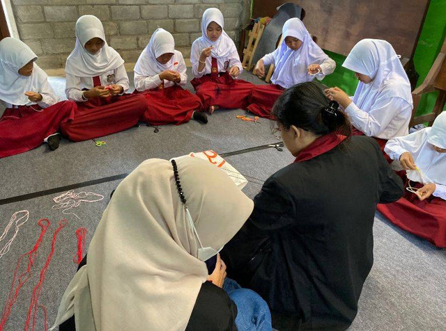 Proses pembuatan dream catcher oleh siswa-siswi kelas 5 dan 6 SD Negeri 2 Pandanajeng