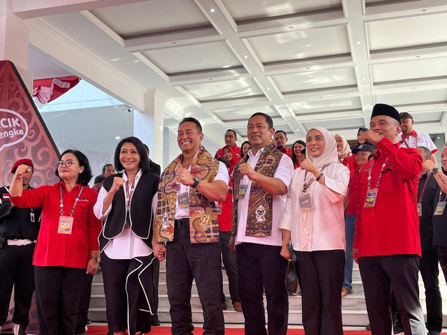 Bakal calon Gubernur dan Wakil Gubernur Jawa Tengah dari PDI Perjuangan Andika Perkasa dan Hendrar Prihadi (Hendi) usai mendaftarkan diri ke KPU Jateng. Foto: Intan Alliva Khansa/kumparan