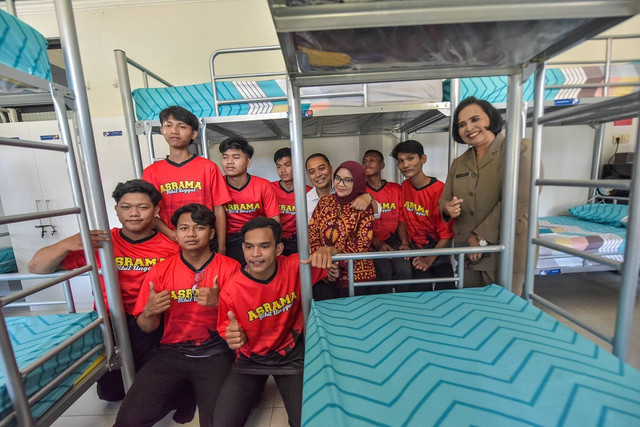 Wali Kota Surabaya Eri Cahyadi bersama anak-anak penghuni Asrama Bibit Unggul. Foto: Diskominfo Surabaya