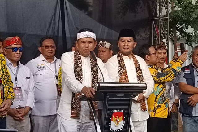 Pasangan Dedi Mulyadi dan Erwan Setiawan mendaftar Pilgub Jabar 2024 ke KPU Provinsi Jawa Barat, Selasa (27/8/2024). Foto: Robby Bouceu/kumparan