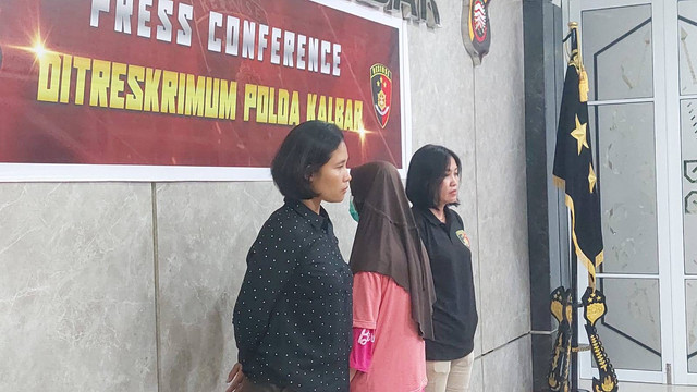 Ibu tiri yang membunuh anak sambungnya saat Polda Kalbar menggelar konferensi press. Foto: Dok. Polda Kalbar