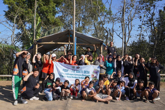 Kegiatan senam zumba oleh mahasiswa UB bersama warga di Lapangan Voli Mahameru, Desa Tamansatriyan (20/7)