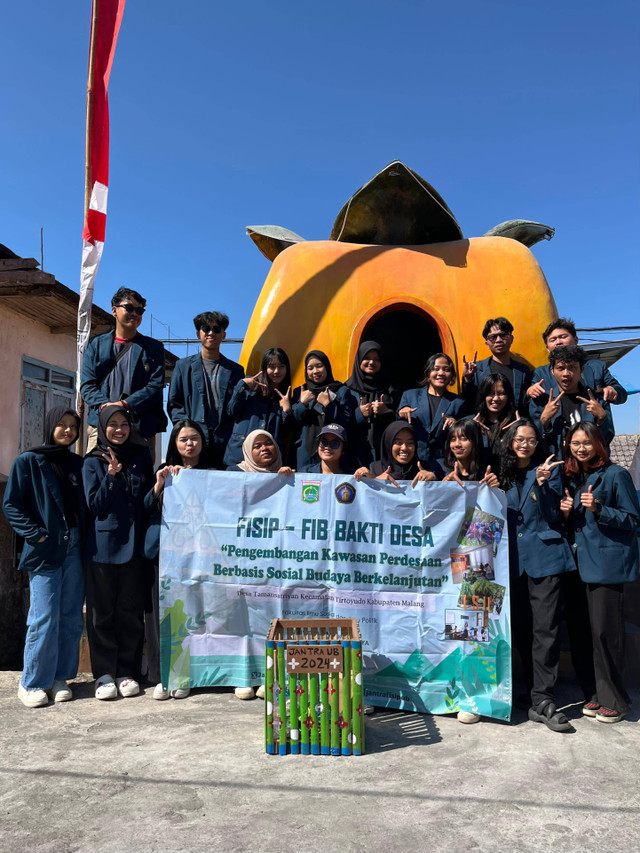 Kegiatan penyebaran tempat sampah di desa Tamansatriyan oleh mahasiswa KKN JANTRA UB, Minggu (28/7)