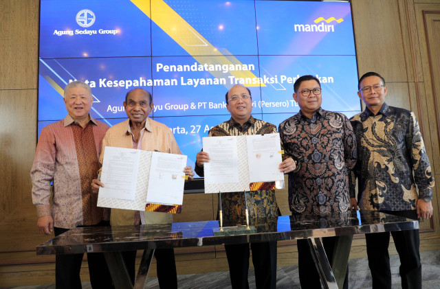 Direktur Bank Mandiri Riduan (tengah), Direktur Agung Sedayu Group di Jakarta Freddy Numberi (kedua kiri), Chairman Agung Sedayu Group Sugianto Kusuma (kiri),dan Direktur Utama Bank Mandiri Darmawan Junaidi (kedua kanan) pada penandatanganan Nota Kesepahaman Layanan Transaksi Perbankan di Jakarta, Selasa (27/8/2024). Foto: Dok. Bank Mandiri