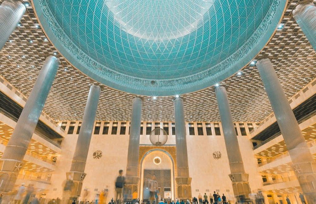 Ilustrasi Mengapa Kita Tidak Boleh Terlalu Mencintai Dunia dan Melalaikan Akhirat Sumber Unsplash/Mosquegrapher