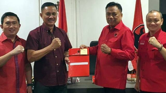 Calon Wakil Gubernur Sulawesi Utara yang diusung PDIP, Letnan Jenderal TNI (Purn.) Alfret Denny Djoike Tuejeh, S.H., M.Si, saat menerima SK yang diserahkan oleh Ketua DPD I PDIP Sulawesi Utara, Olly Dondokamey. (foto: dokumen istimewa)