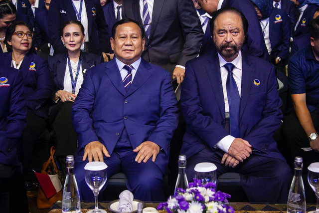 Ketua Umum Partai NasDem Surya Paloh (kanan) mendampingi Presiden terpilih Prabowo Subianto (kiri) saat menghadiri Penutupan Kongres III Partai NasDem di Jakarta Convention Center (JCC), Senayan, Jakarta, Selasa (27/8/2024). Foto: Dhemas Reviyanto/ANTARA FOTO