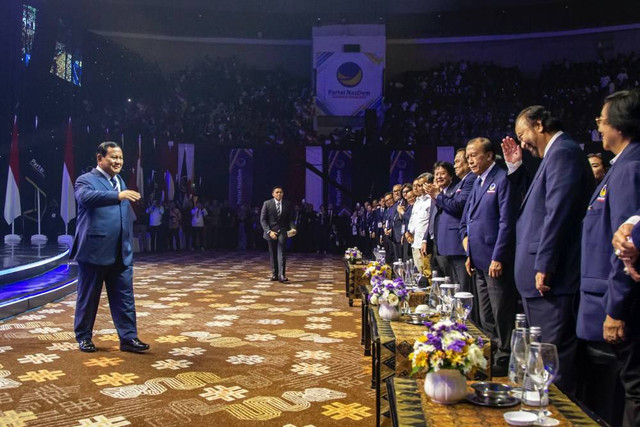 Ketua Umum Partai NasDem Surya Paloh (kanan) mendampingi Presiden terpilih Prabowo Subianto (kiri) saat menghadiri Penutupan Kongres III Partai NasDem di Jakarta Convention Center (JCC), Senayan, Jakarta, Selasa (27/8/2024).  Foto: Dhemas Reviyanto/ANTARA FOTO