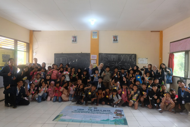 Foto Mahasiswa KKN Bersama Seluruh Murid SDN 3 Tamansatriyan Sebelum Dimulainya Program Bimbingan Belajar