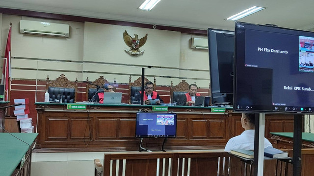 Terdakwa Eks Kepala Bea Cukai Yogyakarta, Eko Darmanto saat menjalani sidang vonis di Pengadilan Tindak Pidana Korupsi (Tipikor) Surabaya, Selasa (27/8/2024). Foto: Dok: Istimewa 