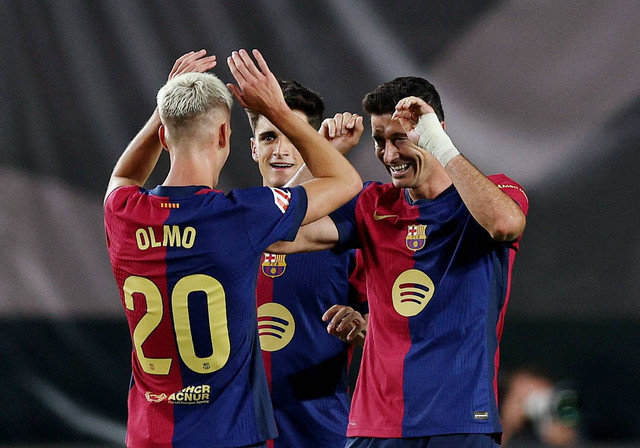 Dani Olmo, Pau Victor & Robert Lewandowski berselebrasi saat Rayo Vallecano vs Barcelona dalam laga pekan ketiga Liga Spanyol 2024/25 di Estadio de Vallecas, Rabu (28/8) dini hari WIB. Foto: REUTERS/Violeta Santos Moura