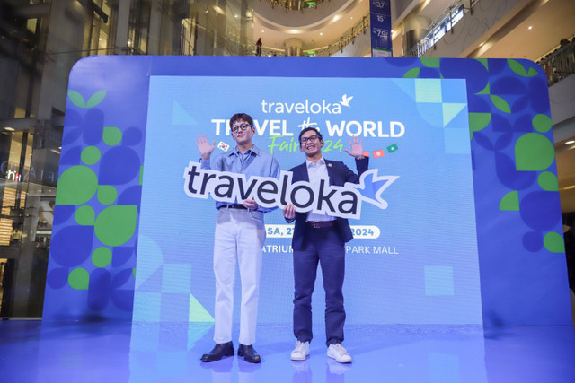 Brand Ambassador Traveloka Ji Chang Wook dan CEO Transport Traveloka Iko Putera dalam peluncuran Traveloka Travel The World Fair 2024 di Central Park Mal, Jakarta, Selasa (27/8/2024). Foto: Traveloka