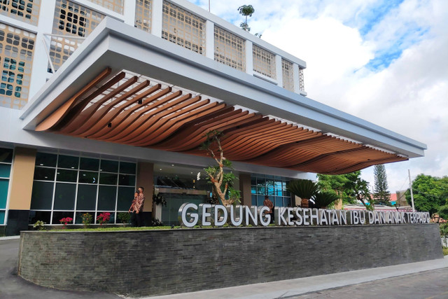 Suasana gedung Pelayanan Kesehatan Ibu dan Anak RSUP Dr Sardjito, Rabu (28/8/2024). Foto: Arfiansyah Panji Purnandaru/kumparan