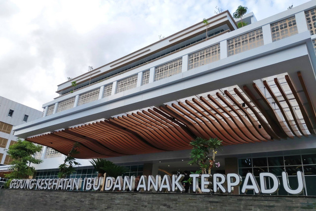 Suasana gedung Pelayanan Kesehatan Ibu dan Anak RSUP Dr Sardjito, Rabu (28/8/2024). Foto: Arfiansyah Panji Purnandaru/kumparan