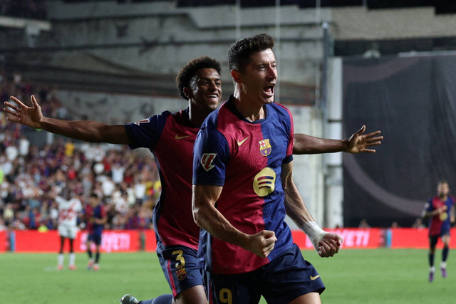 Selebrasi pemain FC Barcelona Robert Lewandowski usai mencetak gol ke gawang Rayo Vallecano pada pertandingan Liga Spanyol di Estadio de Vallecas, Madrid, Rabu (28/8/2024). Foto: Violeta Santos Moura/REUTERS