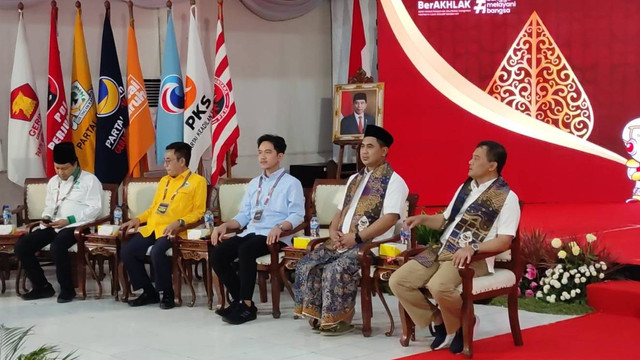 Wakil Presiden terpilih Gibran Rakabuming Raka menemani Ahmad Luthfi dan Taj Yasin Maimoen daftar Pilgub Jateng 2024 ke KPU Jawa Tengah di Semarang, Rabu (28/8/2024). Foto: Intan Alliva Khansa/kumparan