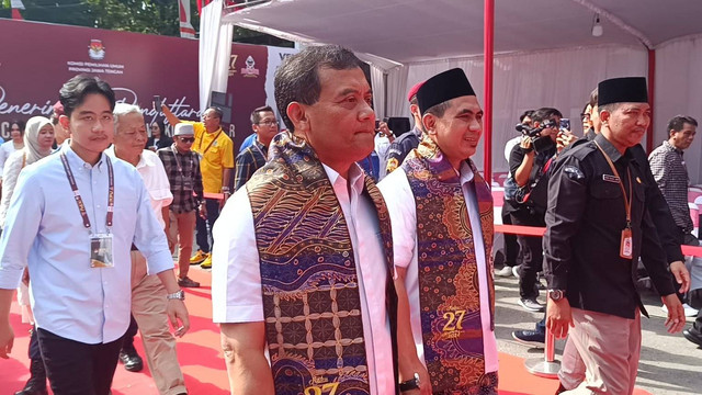 Wakil Presiden terpilih Gibran Rakabuming Raka menemani Ahmad Luthfi dan Taj Yasin Maimoen daftar Pilgub Jateng 2024 ke KPU Jawa Tengah di Semarang, Rabu (28/8/2024). Foto: Intan Alliva Khansa/kumparan