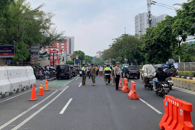 Suasana depan jelang pendaftaran Pilgub Jakarta 2024 di kantor KPU Jakarta, Rabu (28/8/2024). Foto: Luthfi Humam/kumparan