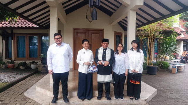 Bacagub Jakarta Pramono Anung bersama keluarganya di kediaman pribadinya di kawasan Cilandak, Jakarta Selatan, Rabu (28/7/2024). Foto: Thomas Bosco/kumparan