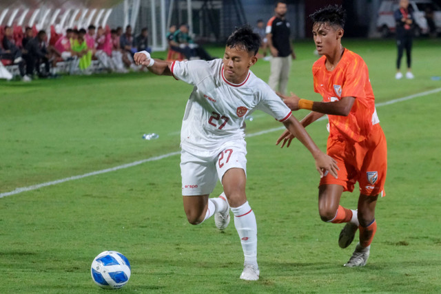 Pemain Timnas U-17 Indonesia Zahaby Gholy berebut bola dengan pemain Timnas U-17 India Ahongshangbam Samson pada pertandingan persahabatan internasional leg 2 di Stadion Kapten I Wayan Dipta Gianyar, Bali, Selasa (27/8/2024). Foto: Nyoman Hendra Wibowo/ANTARA FOTO