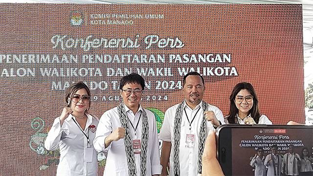 Pasangan calon yang diusung PDIP, Andrei Angouw dan Richard Sualang saat mendaftar di KPU Kota Manado.