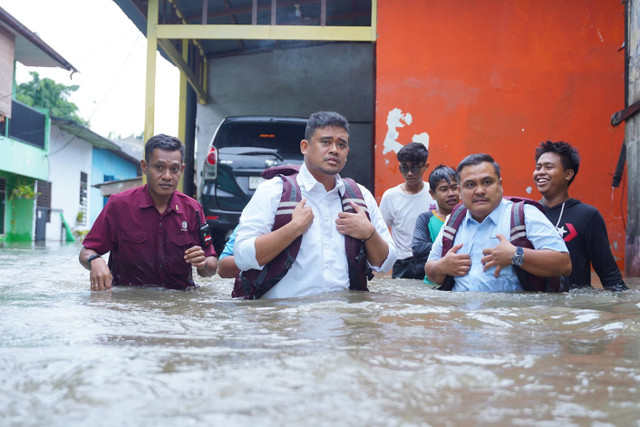 Walkot Medan Bobby Nasution tinjau banjir. Foto: Dok: Istimewa 