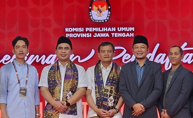 Wakil Presiden terpilih Gibran Rakabuming Raka menemani Ahmad Luthfi dan Taj Yasin Maimoen daftar Pilgub Jateng 2024 ke KPU Jawa Tengah di Semarang, Rabu (28/8/2024). Foto: Intan Alliva Khansa/kumparan