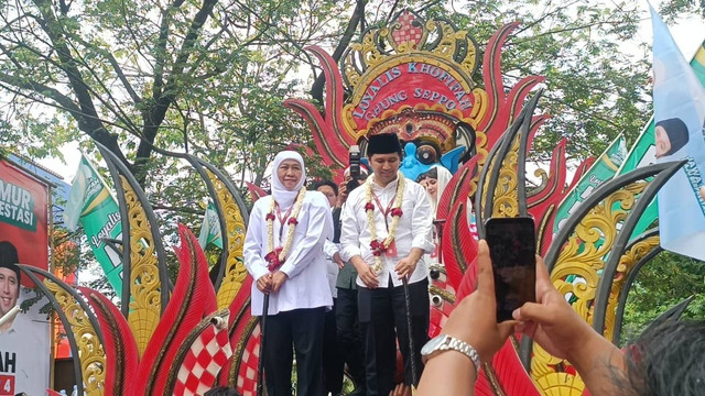 Pasangan Cagub dan Cawagub Khofifah Indar Parawansa dan Emil Dardak menuju kantor KPU Jatim, Surabaya, Rabu (28/8/2024). Foto: Farusma Okta Verdian/kumparan