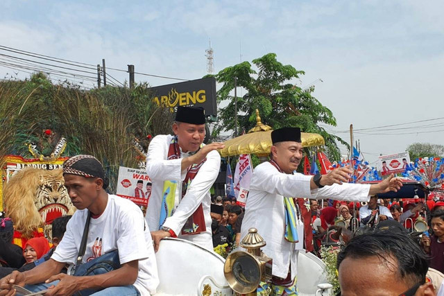 Pasangan Tri Adhianto dan Harris Bobihoe di KPU Kota Bekasi, Rabu (28/8/2024). Foto: kumparan