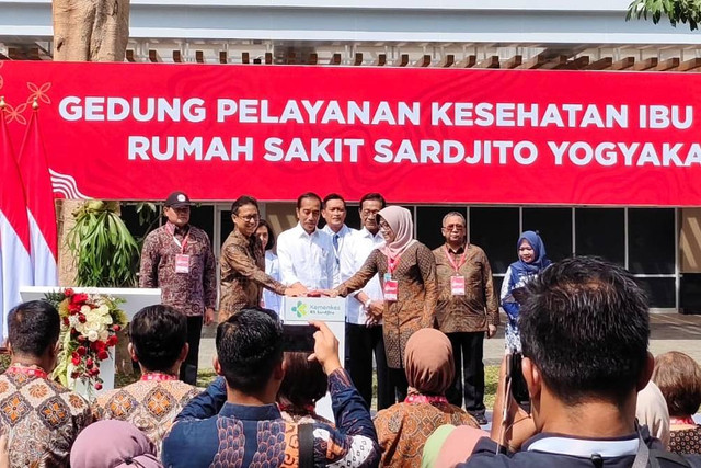 Presiden Joko Widodo meresmikan Gedung Pelayanan Kesehatan Ibu dan Anak di RSUP Dr Sardjito, Kabupaten Sleman, DIY, Rabu (28/8/2024). Foto: Arfiansyah Panji Purnandaru/kumparan