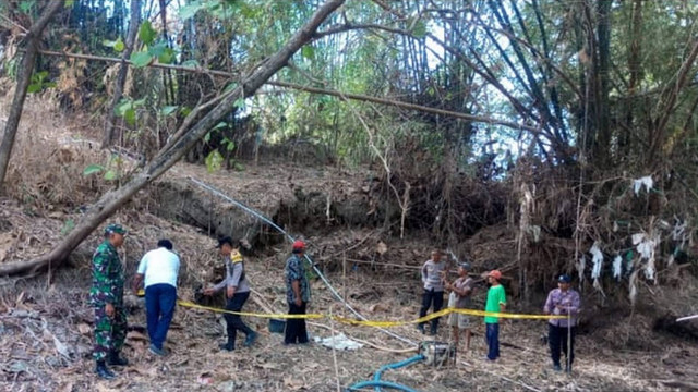 Petugas saat lakukan olah TKP di lokasi orang tersengat listrik di Desa Megale, Kecamatan Kedungadem, Kabupaten Bojonegoro, Jawa Timur. Rabu (28/08/2024) (Aset: Istimewa)