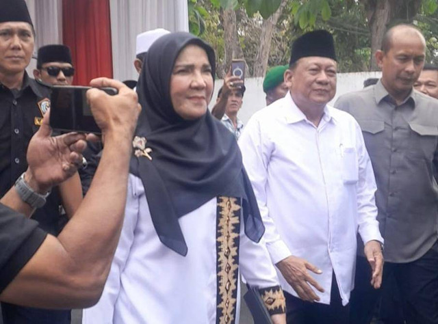 Pasangan calon Wali Kota dan Wakil Wali Kota Bandar Lampung, Eva Dwiana dan Deddy Amarullah saat akan mendaftar ke KPU | Foto : Eka Febriani / Lampung Geh