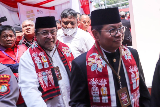 Pasangan Bacagub dan bacawagub Jakarta Pramono Anung bersama Rano Karno tiba di KPU Jakarta, Salemba, Jakarta Pusat, Rabu (28/8/2024). Foto: Syawal Darisman/kumparan